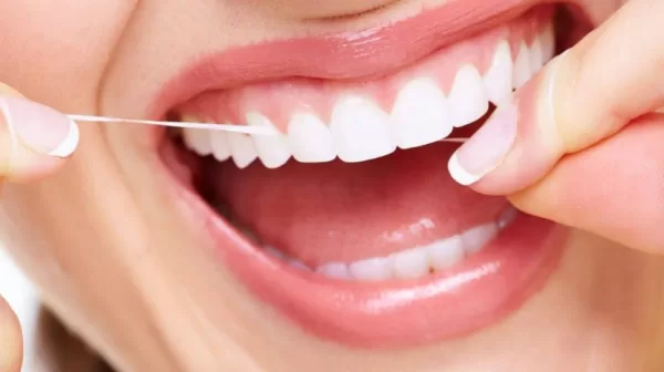 تفسير تنظيف الاسنان في المنام بالنسبة للفتاة العزباء